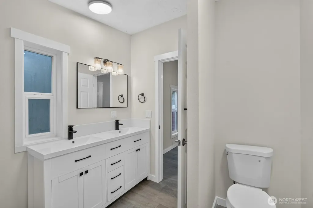 1059 E Crestview Drive Shelton WA 98584