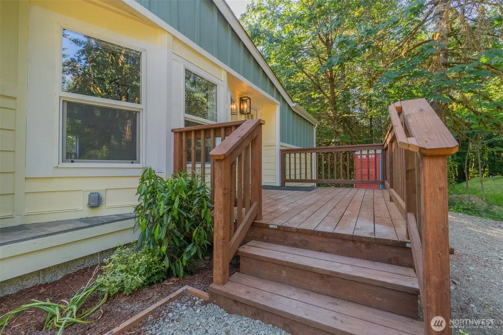 1059 E Crestview Drive Shelton WA 98584