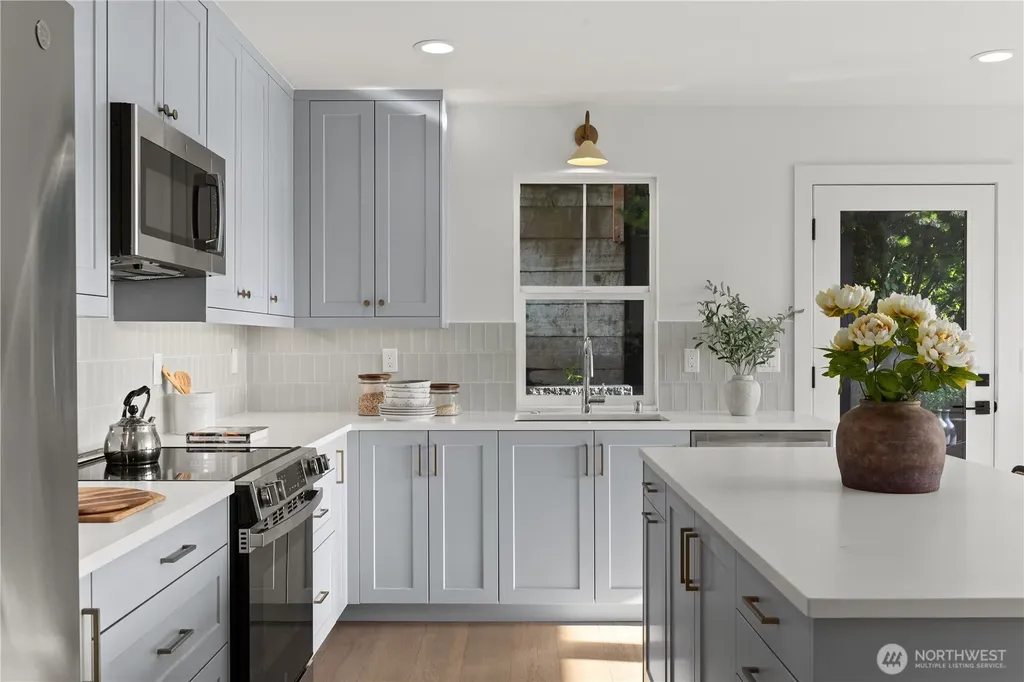3245 13th Avenue W Seattle WA 98119