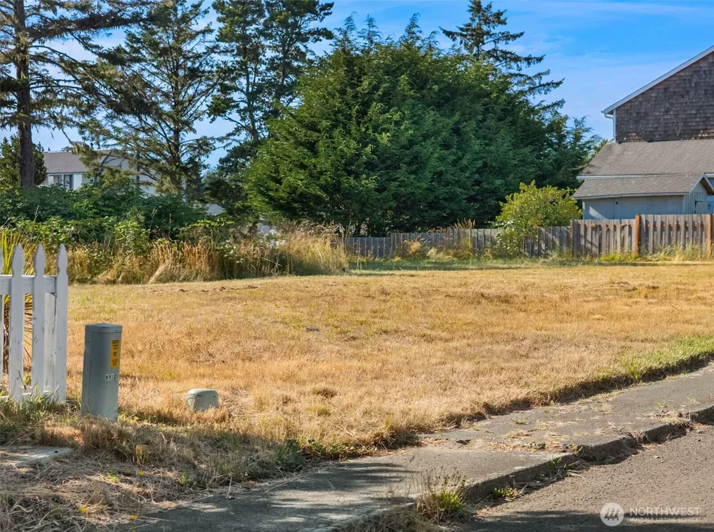 2703 Sea Crest Avenue N Long Beach WA 98631