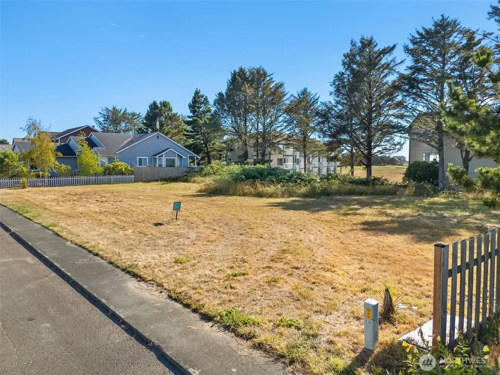2703 Sea Crest Avenue N Long Beach WA 98631