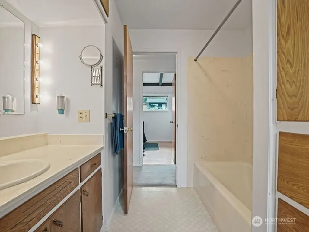 16632 15th Avenue SW Seattle WA 98166