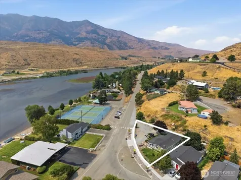 634 Warren Avenue W Pateros WA 98846