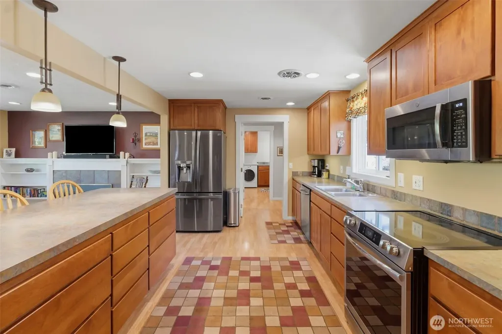 1323 N Heatherwood E Tacoma WA 98406
