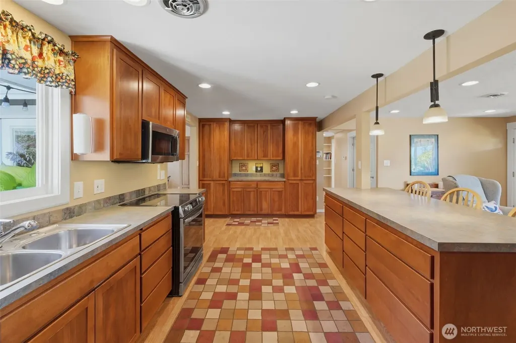 1323 N Heatherwood E Tacoma WA 98406