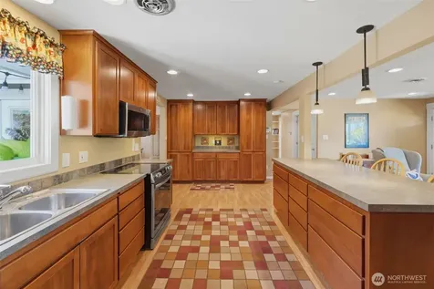 1323 N Heatherwood E Tacoma WA 98406