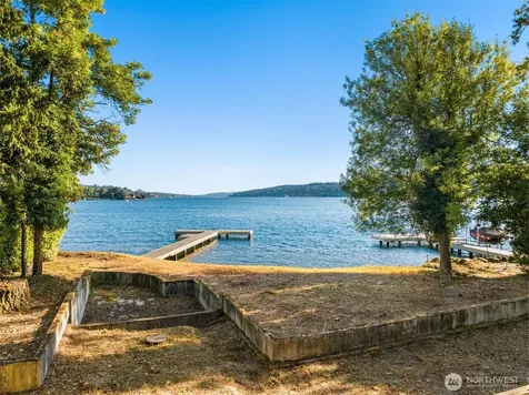 10879 SE Lake Road Bellevue WA 98004