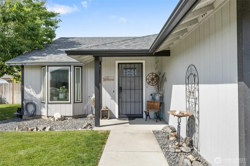 1346 E Greens Loop Moses Lake WA 98837