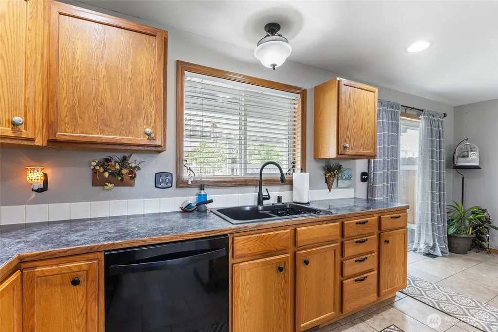1346 E Greens Loop Moses Lake WA 98837