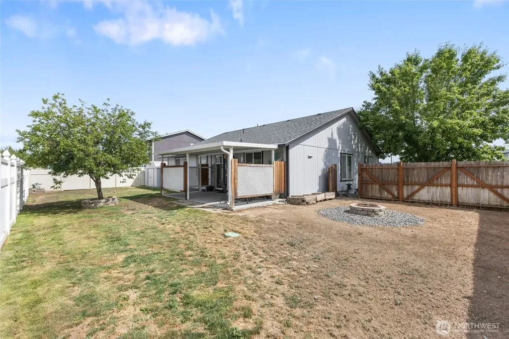 1346 E Greens Loop Moses Lake WA 98837
