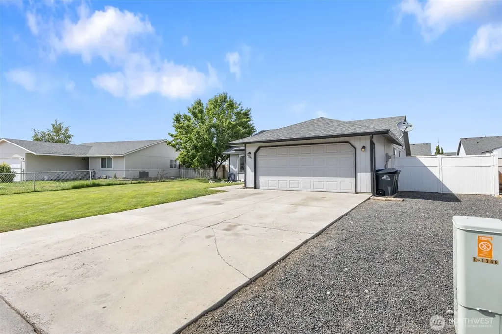 1346 E Greens Loop Moses Lake WA 98837