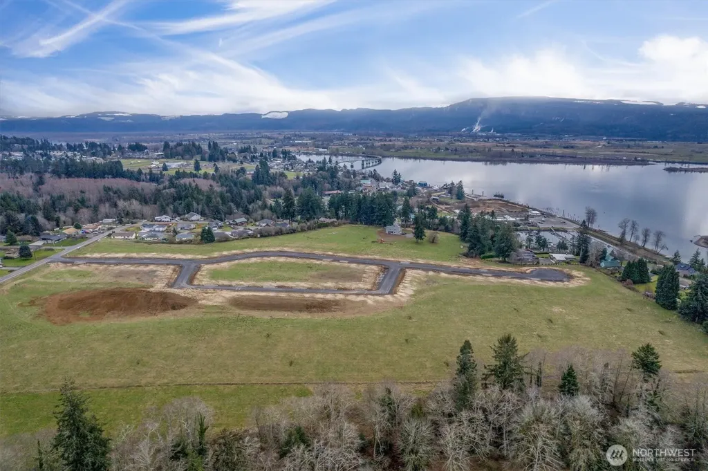 33 Sunnyfield Drive Cathlamet WA 98612