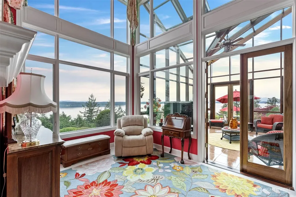 1022 7th Court Fox Island WA 98333