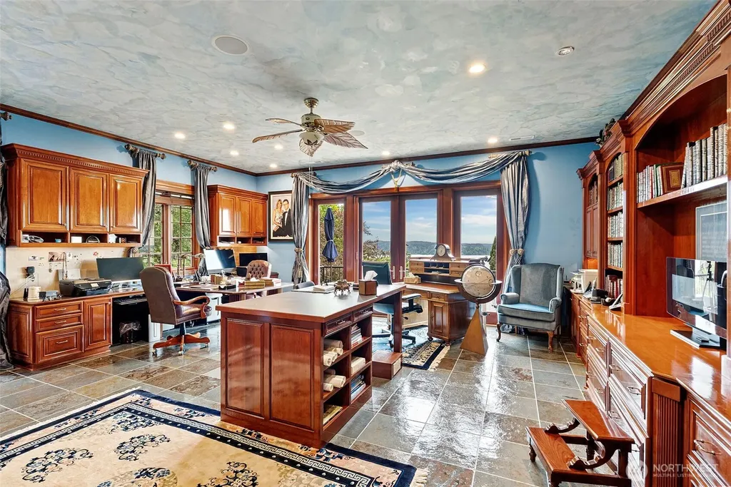 1022 7th Court Fox Island WA 98333