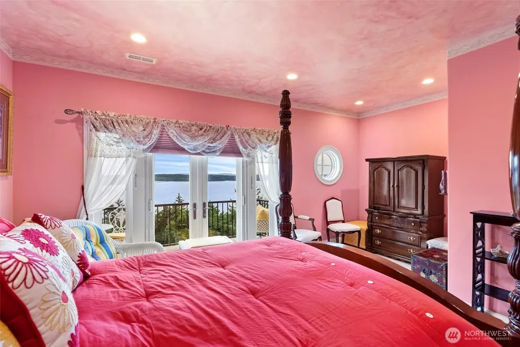 1022 7th Court Fox Island WA 98333