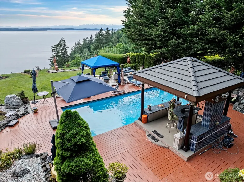 1022 7th Court Fox Island WA 98333