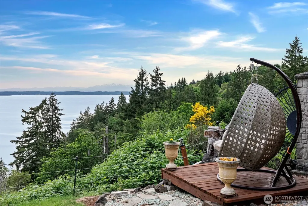 1022 7th Court Fox Island WA 98333