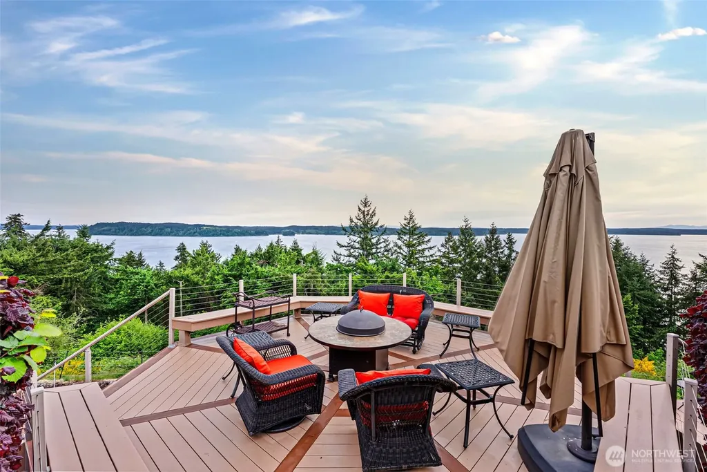 1022 7th Court Fox Island WA 98333