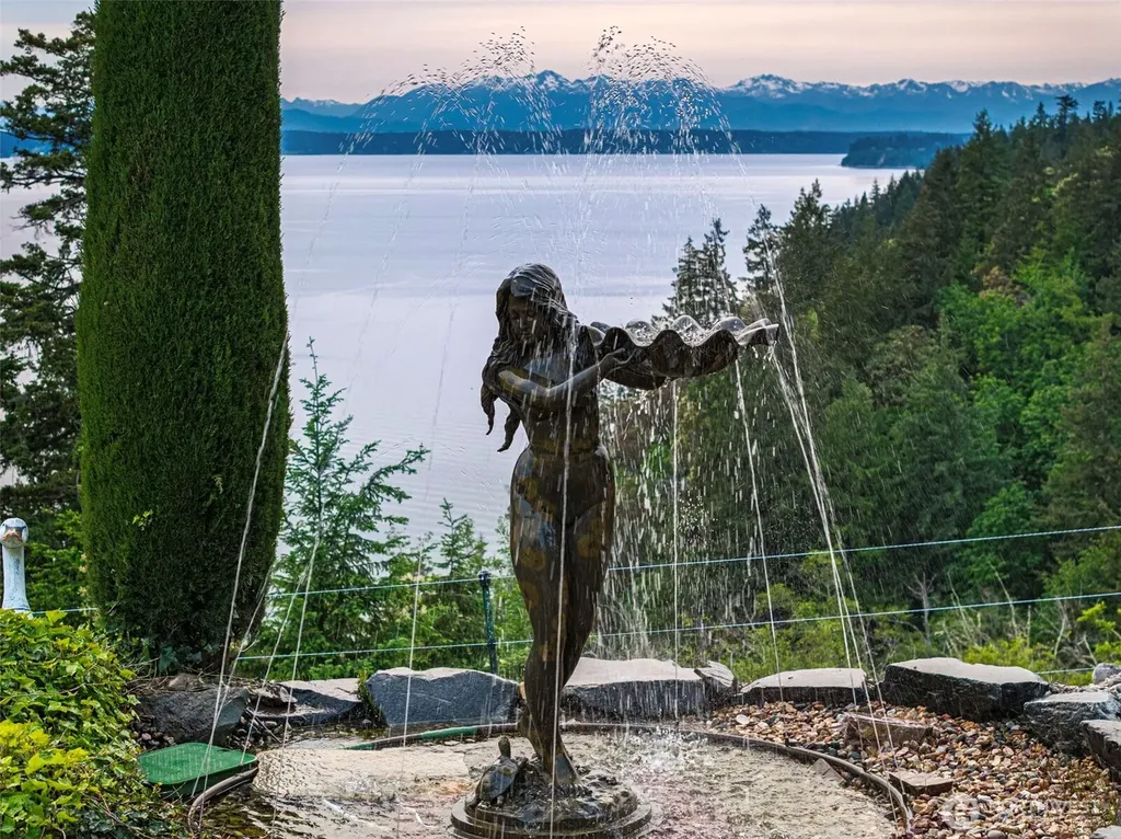 1022 7th Court Fox Island WA 98333