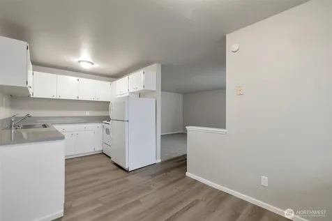219 5th Avenue NE Puyallup WA 98372