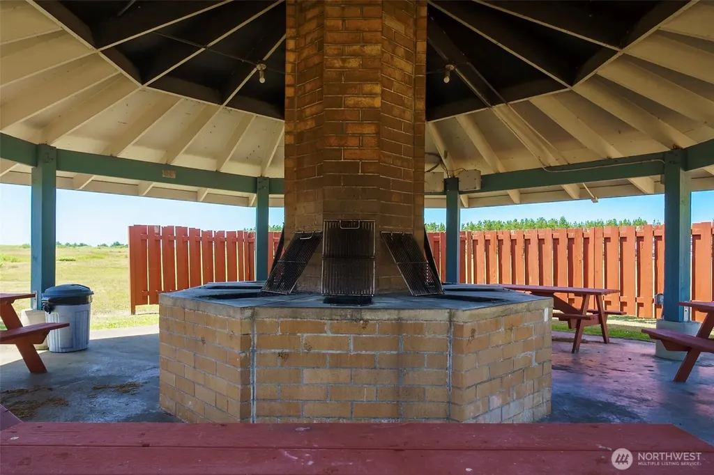 210 26th Street NW Long Beach WA 98631