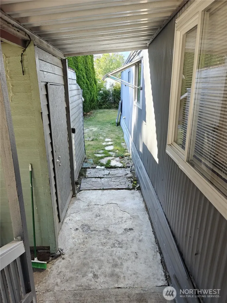 1720 Maple Lane Kent WA 98030