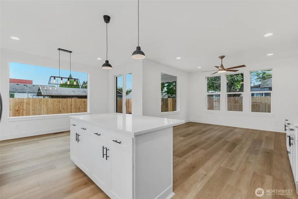 1209 S 6th Avenue Kelso WA 98626