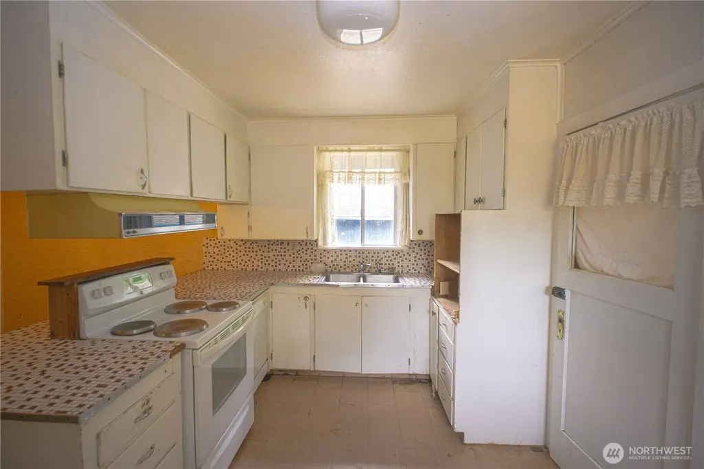 1122 W Spruce Street Port Angeles WA 98362