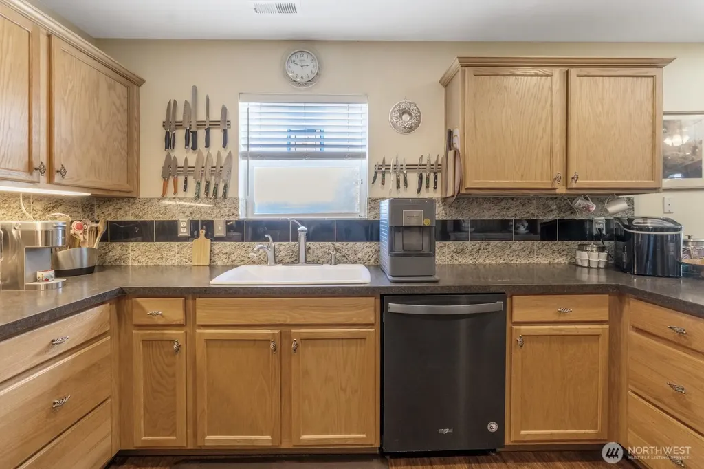 308 Easy Street SE Rainier WA 98576