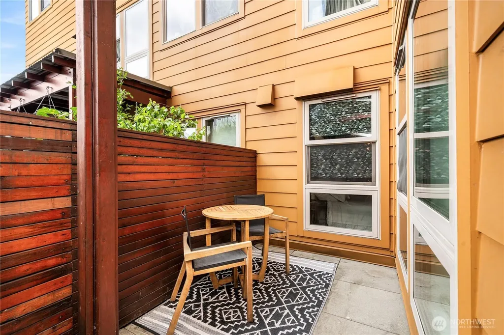 827 Hiawatha Place S Seattle WA 98144