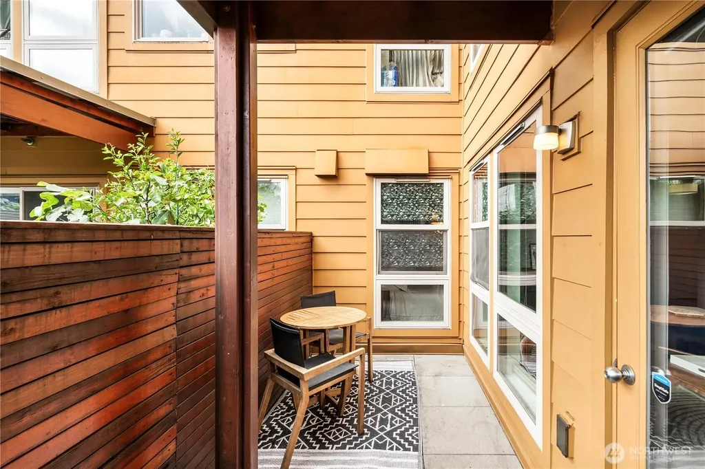 827 Hiawatha Place S Seattle WA 98144