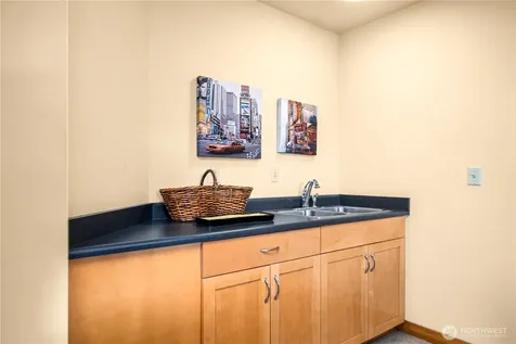 827 Hiawatha Place S Seattle WA 98144