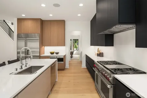 10411 NE 28th Place Bellevue WA 98004