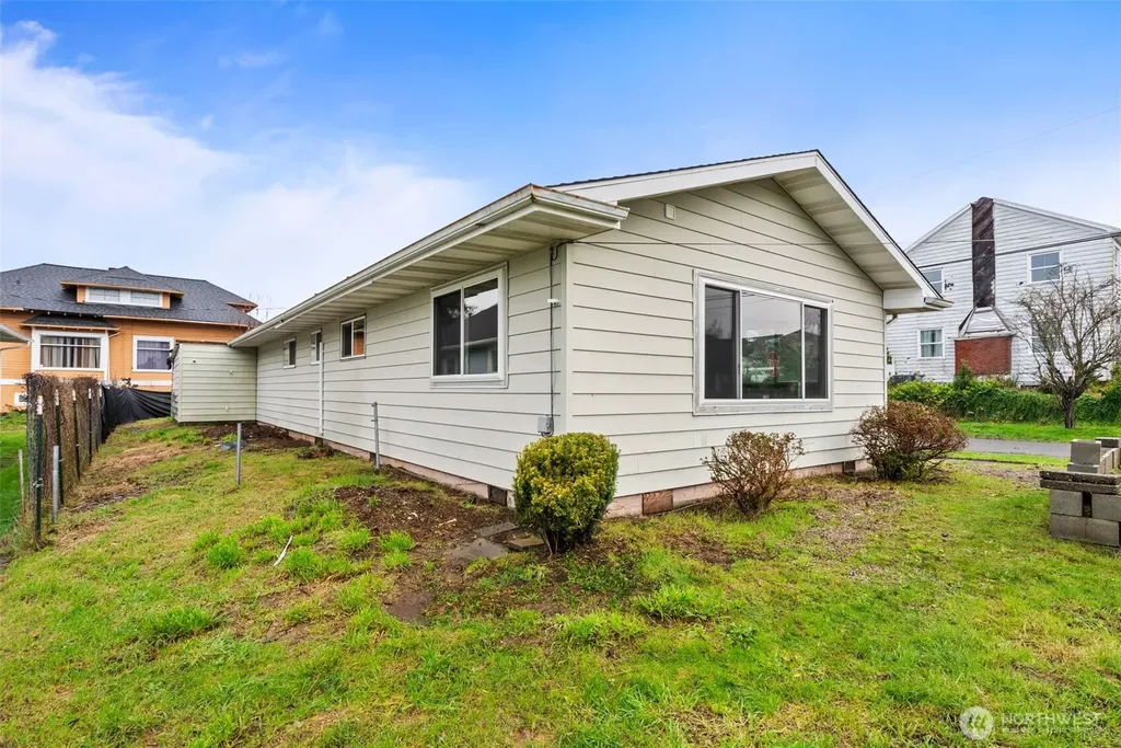 404 Eleventh Street Raymond WA 98577