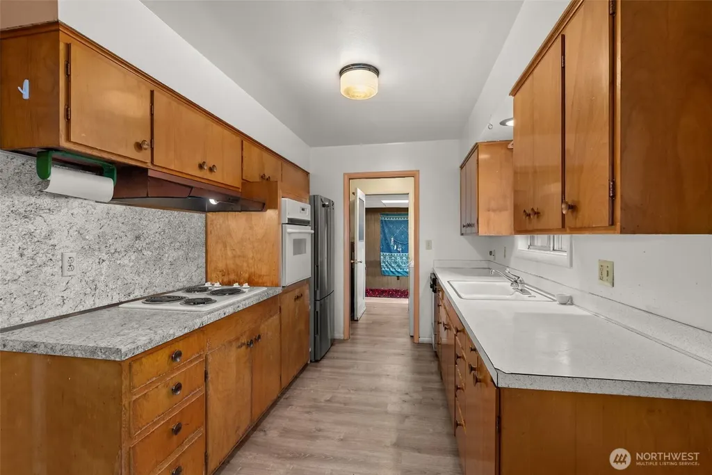 404 Eleventh Street Raymond WA 98577