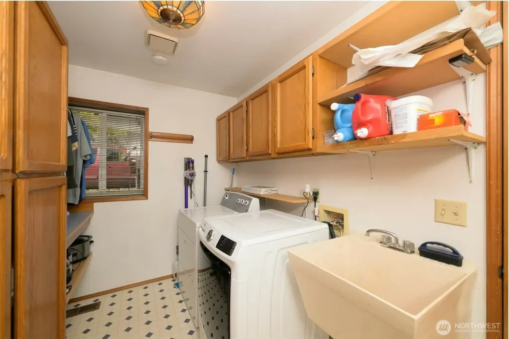 6494 Windward Place NW Bremerton WA 98312