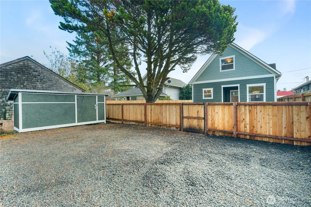 915 Eklund Avenue Hoquiam WA 98550