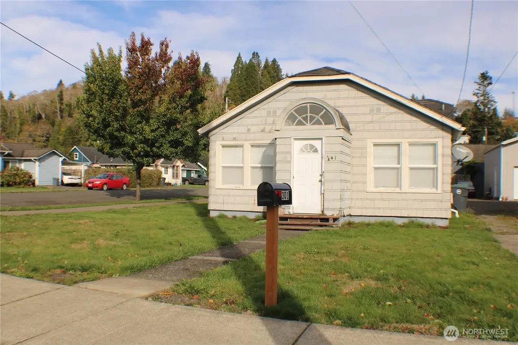301 Eklund Avenue Hoquiam WA 98550