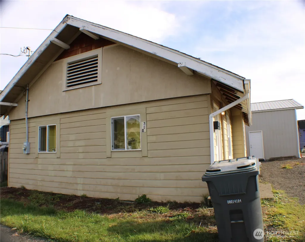 301 Eklund Avenue Hoquiam WA 98550