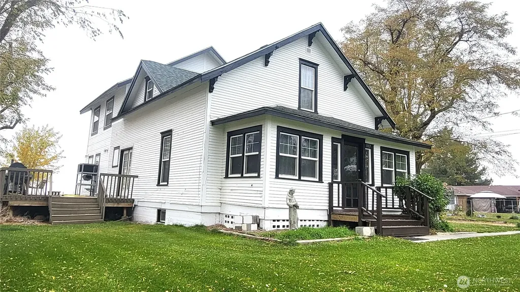 1113 S County Road Warden WA 98857