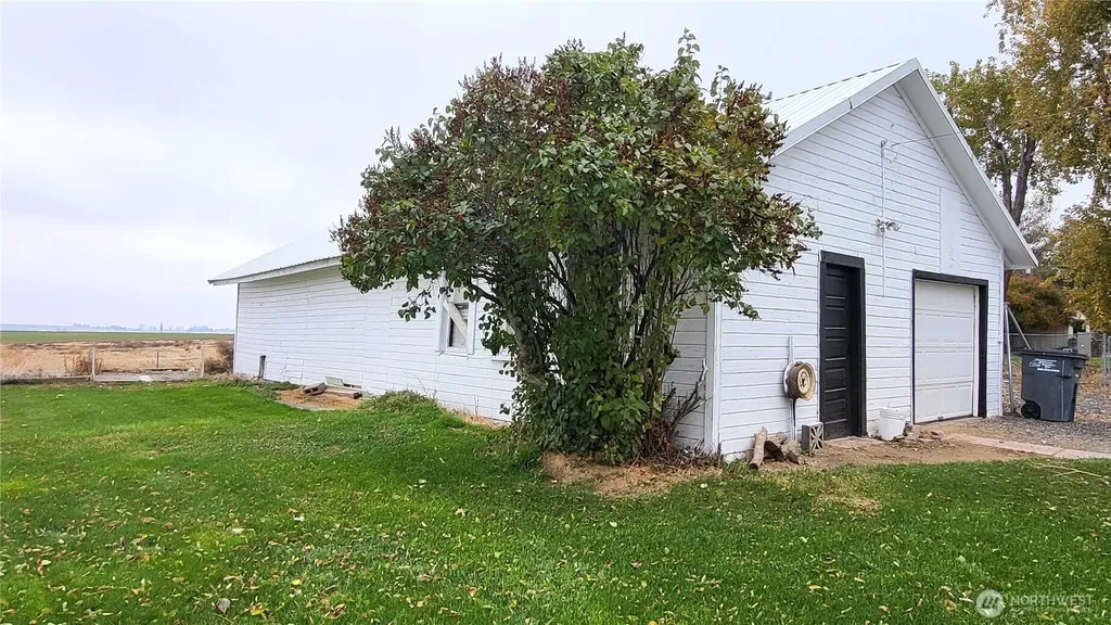 1113 S County Road Warden WA 98857