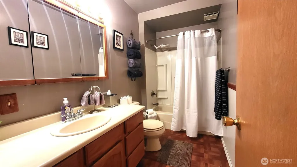 1113 S County Road Warden WA 98857