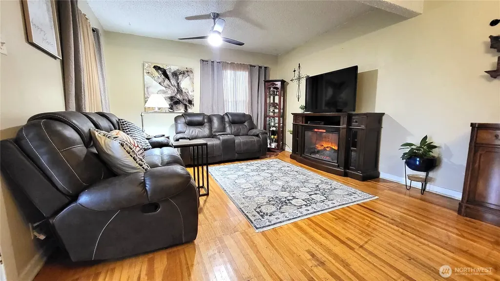 1113 S County Road Warden WA 98857