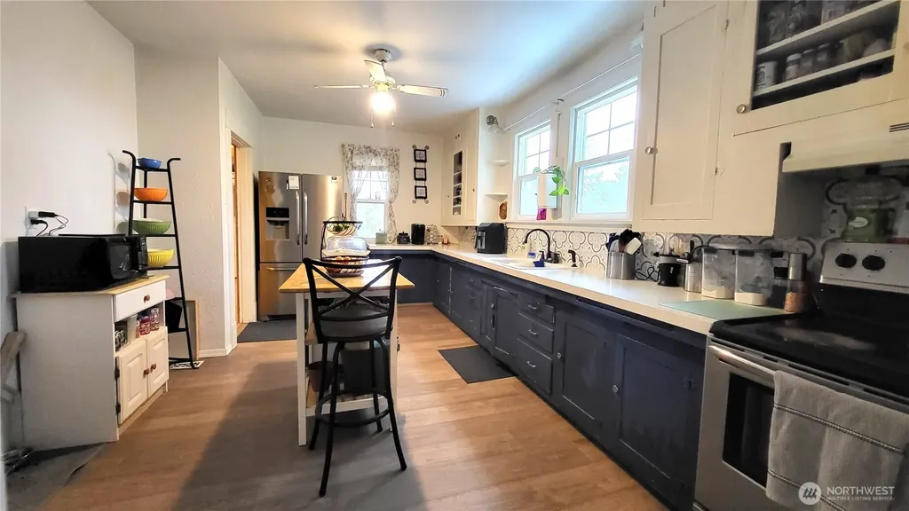1113 S County Road Warden WA 98857