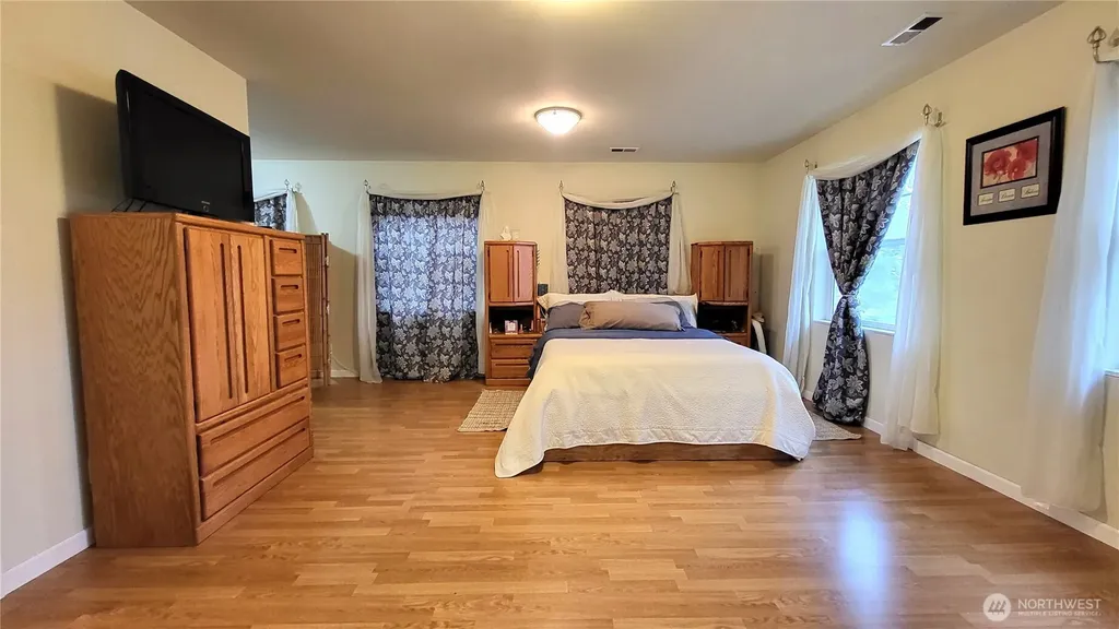 1113 S County Road Warden WA 98857