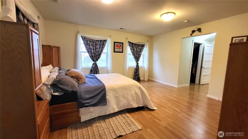 1113 S County Road Warden WA 98857