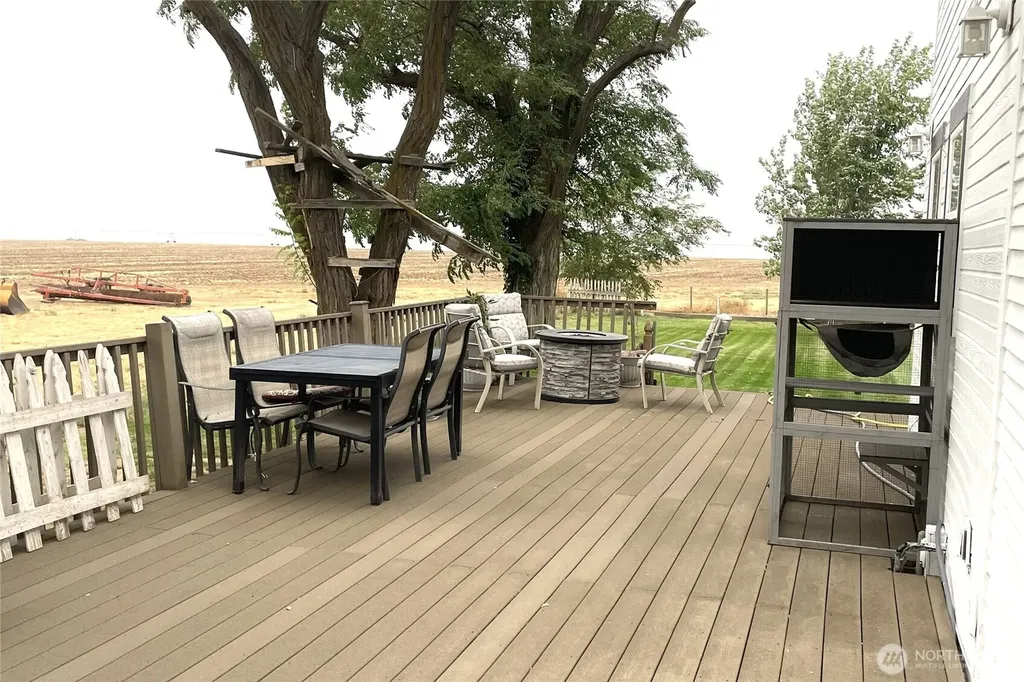 1113 S County Road Warden WA 98857