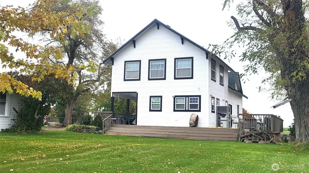 1113 S County Road Warden WA 98857