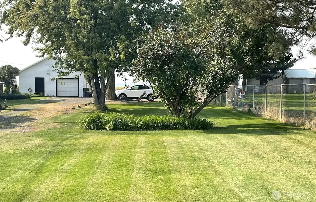 1113 S County Road Warden WA 98857