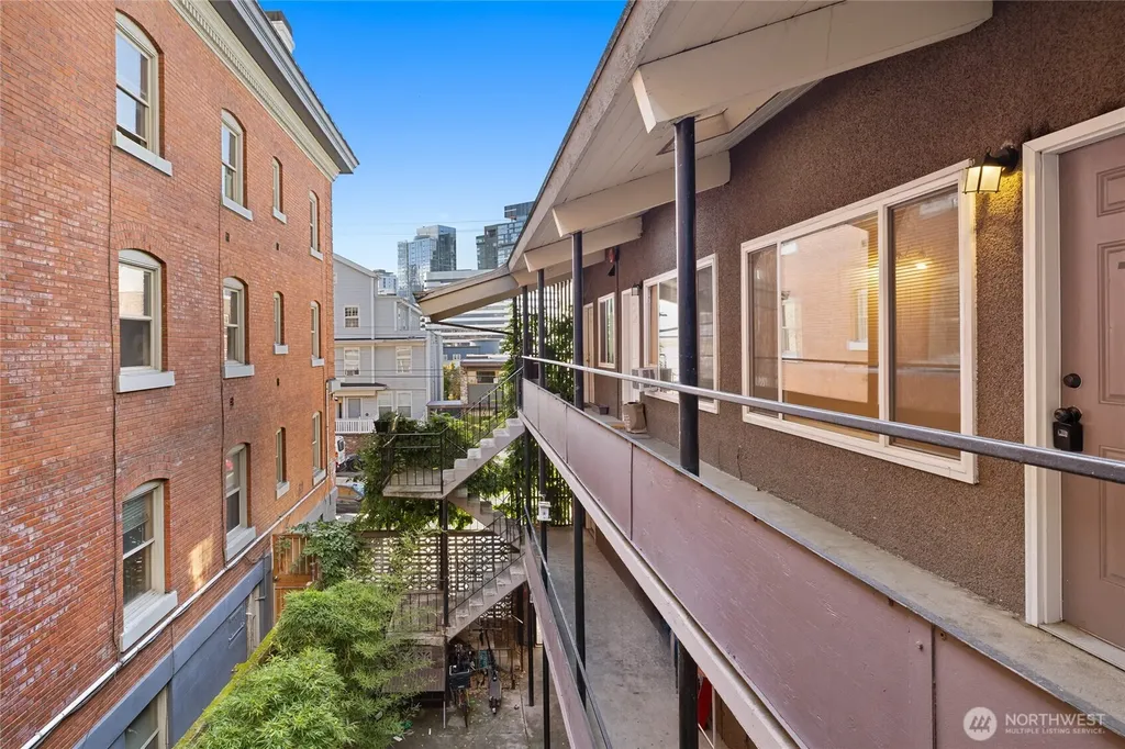 1718 Summit Avenue Seattle WA 98122